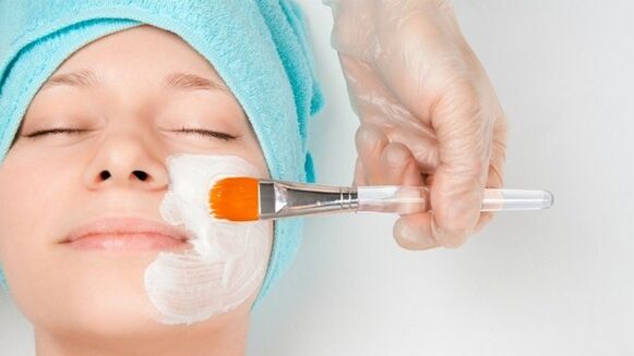 Mascarilla facial un remedio tradicional para el rejuvenecimiento de la piel en el hogar. 
