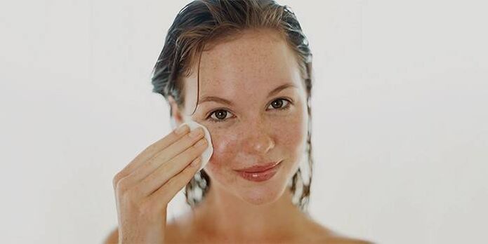 aplicar aceite en la piel de la cara para rejuvenecer