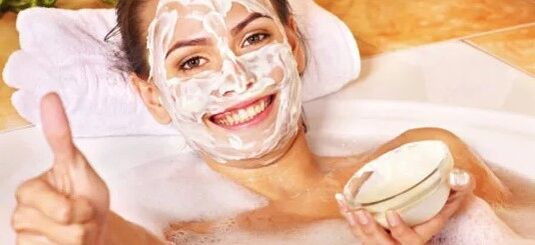 Máscara facial con crema o crema agria